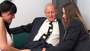 Britisch-englische Schlampen Donna Marie und Poppy Morgan bei einem Brodreier